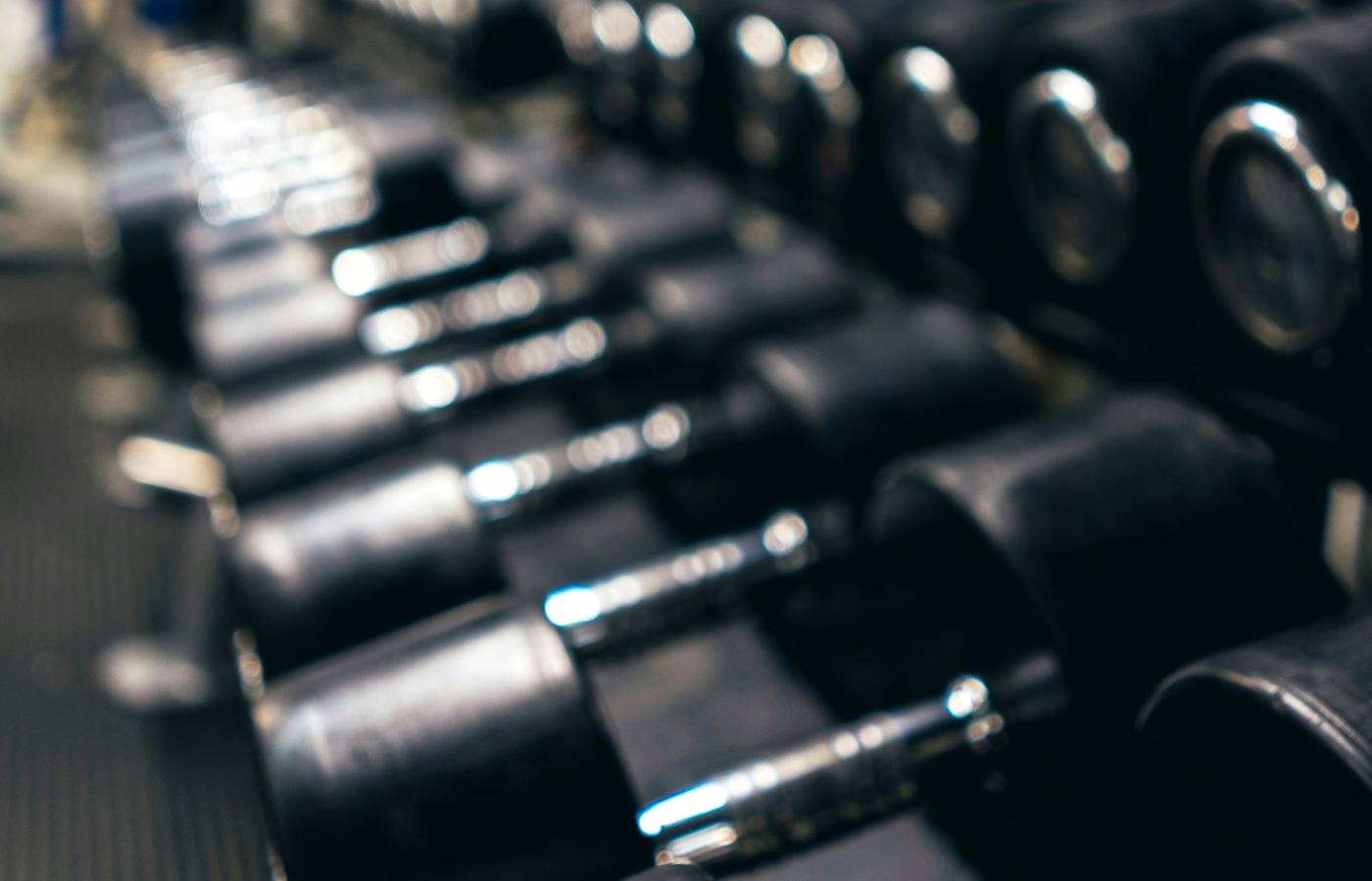 Interiér fitness centra s moderním vybavením